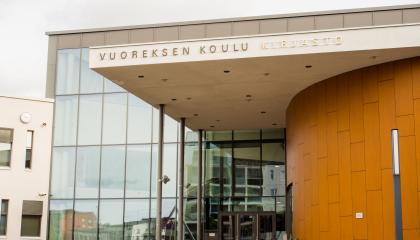 Vuoreksen kirjasto ulkoa.