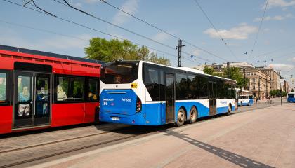 Bussi ja ratikka Hämeenkadulla