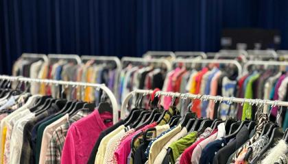 Vaatteita roikkumassa vaatetelineillä.