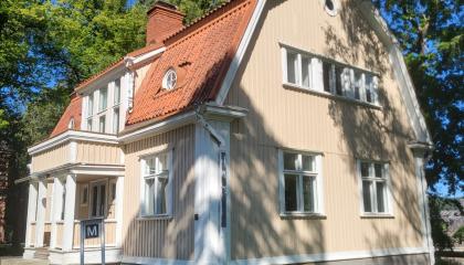 Alilääkärin entisen asuintalon seinät ovat keltaiset ja kulmikas katto on punatiilinen.