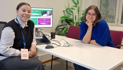 Kuvassa nuori ja opinto-ohjaaja Ohjaamolla