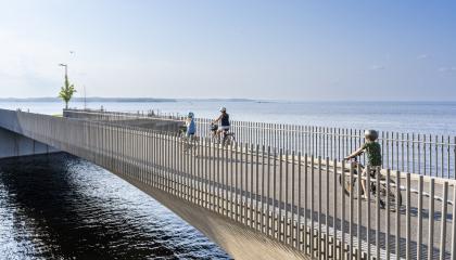 Pyöräilijöitä Ranta-Tampellassa ylittämässä siltaa.