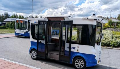 Robottibussi ja tavallinen bussi pysäkillä.