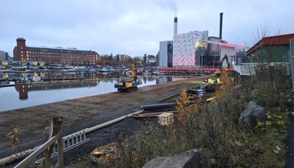 Työkone  Naistenlahden satamassa ja Naistenlahden voimala.