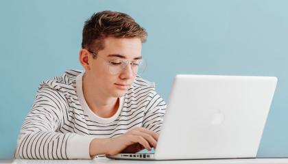 Nuori on kirjoittaa tietokoneella