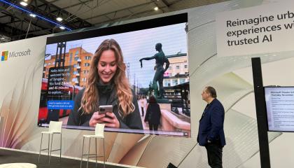 Näytölle heijastuu kuva naisesta, joka katsoo puhelintaan ja viereen nousee tekstikupla, joka kysyy mitä hän haluaisi tehdä kaupungissa.