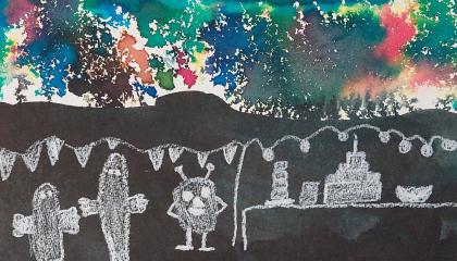 Lapsen piirtämä teos, jossa ylhäällä värikäs ilotulitus ja alhaalla juhlivia hahmoja tummaa taustaa vasten.