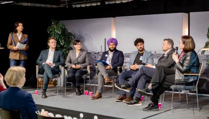 Kansainvälisellä osaamisella kasvuun. -foorumin kuusi panelistia ja juontaja lavalla.