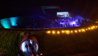 Ihmisiä yötapahtumassa ulkoilmassa.