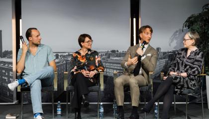 Hyvin sanottu -keskustelufestivaalin keskustelijat lavalla.