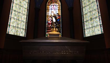 Kirkon kappeli, jonka kolmella seinällä on lasimaalauksin koristellut isot ikkunat. Keskellä tilassa on tumma hauta-arkku, jonka päällä on kultainen kruunu. Arkun kyljessä on nimi Catharina Månsdotter