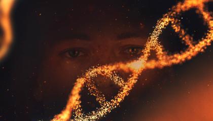 Kultaisena hohtavan DNA-rihmaston takaa näkyvät ihmisen silmät.