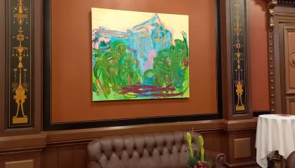 Ruskea vanha seinä, jolle on ripustettu abstrakti maalaus. 