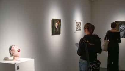 Kaksi henkilöä galleria Vivissä tutustumassa näyttelyyn