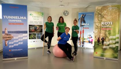 Neljä hymyilevää naista poseeraa liikuntavälineiden kanssa.