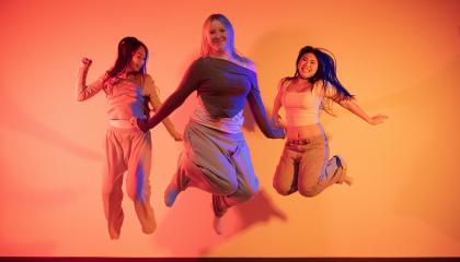  Kolme nuorta hyppäämässä ilmaan