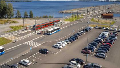 Autoja parkissa Hiedanrannan liityntäpysäköintialueella.