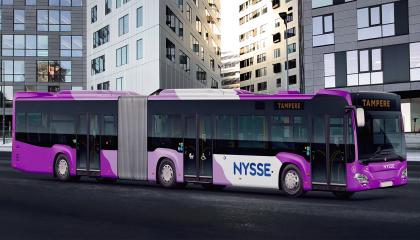 Violetti-valkoinen nivelbussi Nokia Arenan edessä.