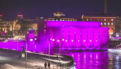 Tammerkoski valaistuna violetiksi.