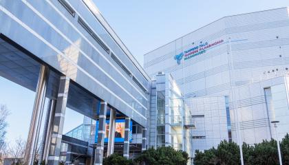 Valkoinen Tampere-talon takennus.