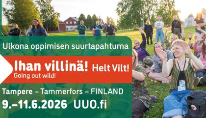 Kuvassa istuu ihmisiä nurmikolla UlosUtOut-tapahtumassa