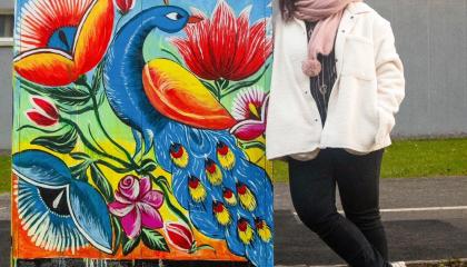 Taiteilija nojaa maalaamaansa sähkökaappiin Etelä-Hervannassa.