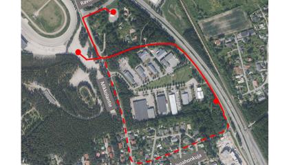 Ilmakuvassa reittikartta punaisella. 