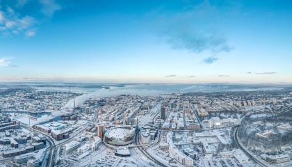 Kuvassa talvista kaupunkia ilmasta etelän suunnasta, lunta ja sininen taivas.