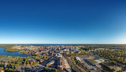 Ilmakuva etelästä kohti järjestelyratapihan aluetta ja Nokia Arenaa