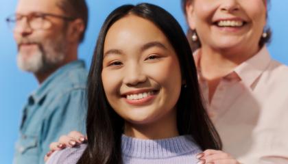 Kuvassa kolme eri-ikäistä henkilöä.