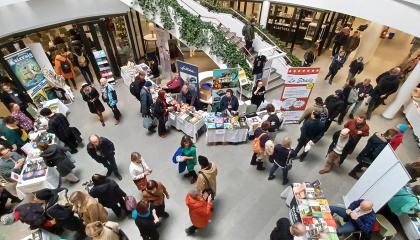 Ylhäältä otettu kuva pääkirjasto Metson aulasta, jossa näytteilleasettajia ja messuvieraita. 