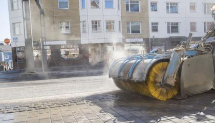 Harjauskone kerää hiekoitussepeliä pois kaduilta keväällä.