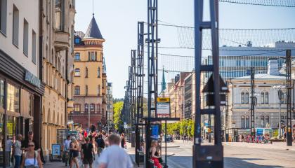 Ihmiset kävelevät kesäisellä Hämeenkadulla Keskustorin tuntumassa. 
