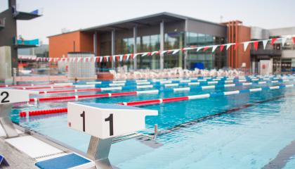 Maauimalan allas, ei ihmisiä.