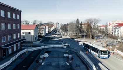 Ilmakuva Nuolialantieltä Härmälän koulun kohdalla katutyöstä.