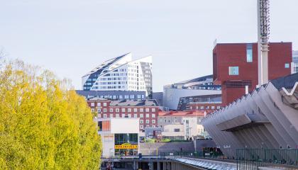 Aurinkoinen Ratinan rantatie ja Tampereen stadionin katsomon takaosa Laukonsillan suunnalta nähtynä, taustalla Nokia Arena.