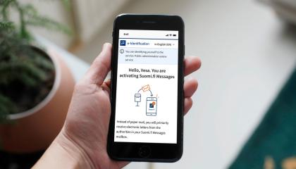 A person is holding a phone, and the screen displays instructions on how to set up Suomi.fi messages.