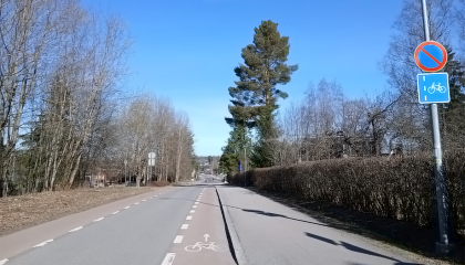 Keväinen kuva Korkinmäenkadulta, jossa näkyy ajorata ja pyöräkaistat.