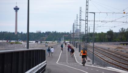 Näsijärven rantareitillä kävelijöitä ja pyöräilijöitä.