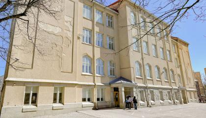 Tammelan koulun jugend-rakennus sisäpihan puolelta.