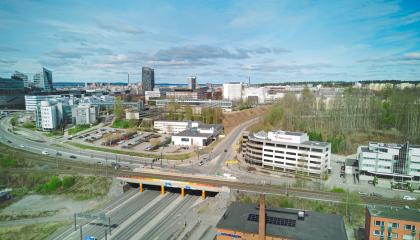 Ilmakuvassa näkyy etualalla Viinikankatu ja Yliopistontunnelin rakentamiskohta Saarioisten rakennuksen ja Atalpan rakennuksen välissä.