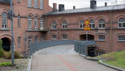 Valssipadonraitilla sijaitseva Frenckellin rakennus ja sen lävistävä tunneli kuvattuna.