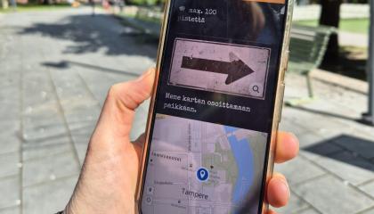 Puhelimessa näkyy Laikun mysteeripelin ohjeita. 