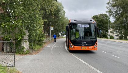 Sähkönivelbussi pysäkillä testiajolla Nokiantiellä.