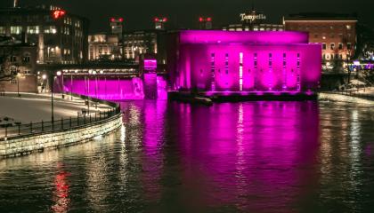 Tammerkoski valaistuna violetiksi.