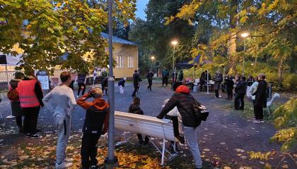 Nuoria syksyisessä illassa Haiharan kartanon pihalla.