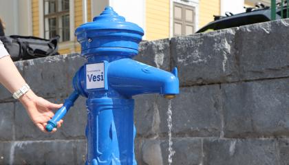 Vesipostista tulee vettä Keskustorilla Vanhan kirkon edessä. 