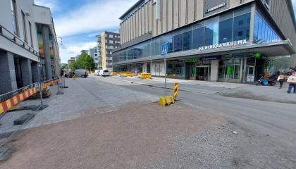 Puutarhakadun pysäköinti ja taksipaikat kuvattuna kesällä.