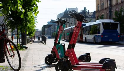 Sähköpotkulautoja Keskustorin lähellä parkkiruudussa.