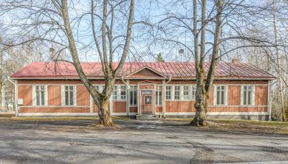 Epilän vanha tehdaskonttori on perinteisen puutalon näköinen, keltainen ja punakattoinen rakennus, johon on käynti talon keskeltä.